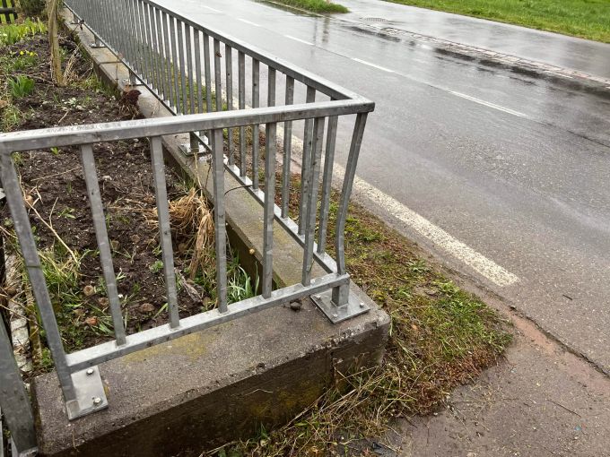 An der Strasseneinrichtung sowie am Auto entstand Sachschaden. Unfalll Zaun