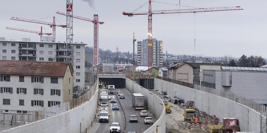 Blick auf den Autobahnabschnitt A1L zwischen dem Autobahnkreuz Aubrugg und dem Schöneichtunnel im Kanton Zürich: Der Bundesrat schnürt ein neues Milliardenpaket zugunsten der Verkehrsinfrastruktur. (Themenbild)