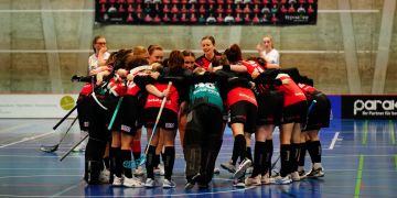 Unihockeyspielerinnen auf dem Feld