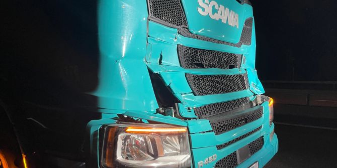 Bei einer Kollision auf der A1 entstand ein Sachschaden