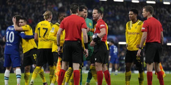 Die Spieler vom BVB hadern mit den Entscheidungen der Schiris im Spiel gegen Chelsea. BVB Emre Can