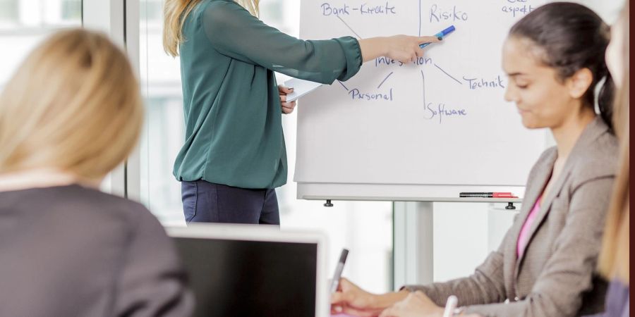 Im Arbeitsalltag geht zu viel Zeit für Meetings drauf? Dann kann es sinnvoll sein, einzelne Besprechungspunkte so zu platzieren, dass nicht alle die ganze Zeit dabei sein müssen.