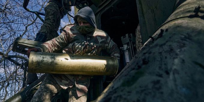 Ukrainische Soldaten bereiten sich auf den Abschuss einer Panzerhaubitze in der Nähe von Bachmut vor. Ukrainische Soldaten bereiten sich auf den Abschuss einer Panzerhaubitze in der Nähe von Bachmut vor.