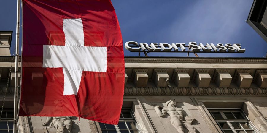 «Alle haben Angst vor dem Kollaps»: Die Flagge der Schweiz weht neben dem Logo der Schweizer Bank Credit Suisse in Luzern.