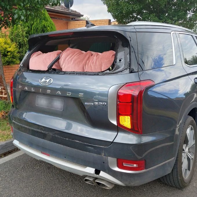 Das Fahrzeug hatte zwar ein ausgezeichnetes Lüftungssystem zu bieten, leider entsprach es jedoch nicht der Verkehrssicherheit. bier news halbes auto