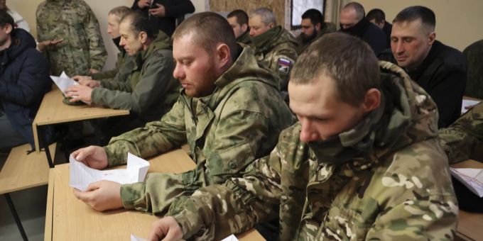 Das Alter für die Einberufung zur Wehrpflicht soll in Russland angehoben werden. (Symbolbild) Russland Soldaten
