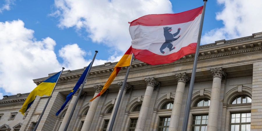 Die Fahne mit dem Wappen von Berlin vor dem Abgeordnetenhaus.