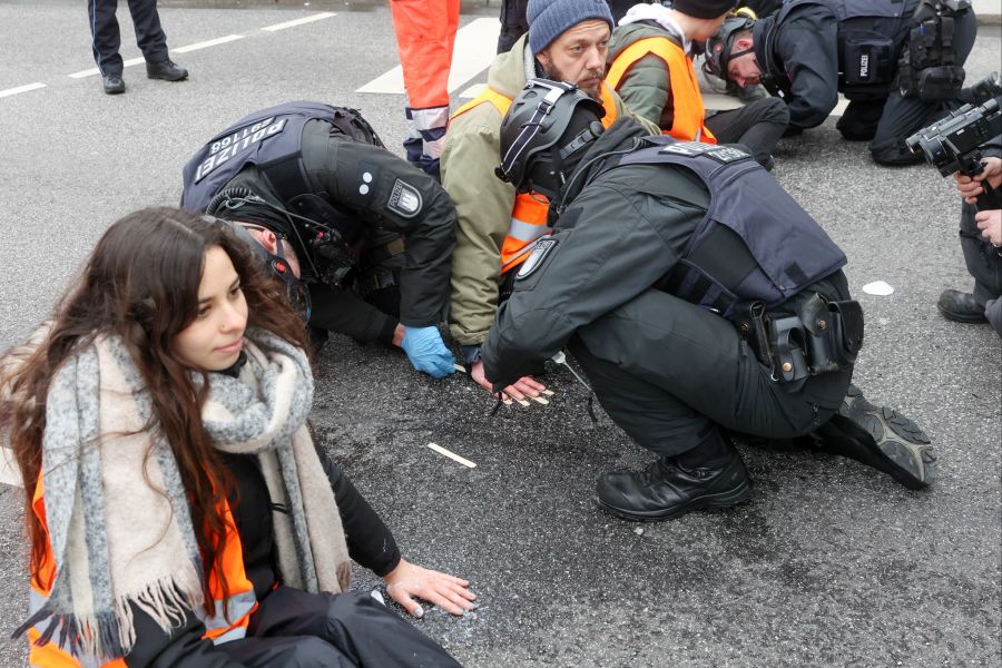 Durch die Aktionen will die «Letzte Generation» gegen die «Zerstörung unserer Lebensgrundlagen» protestieren.