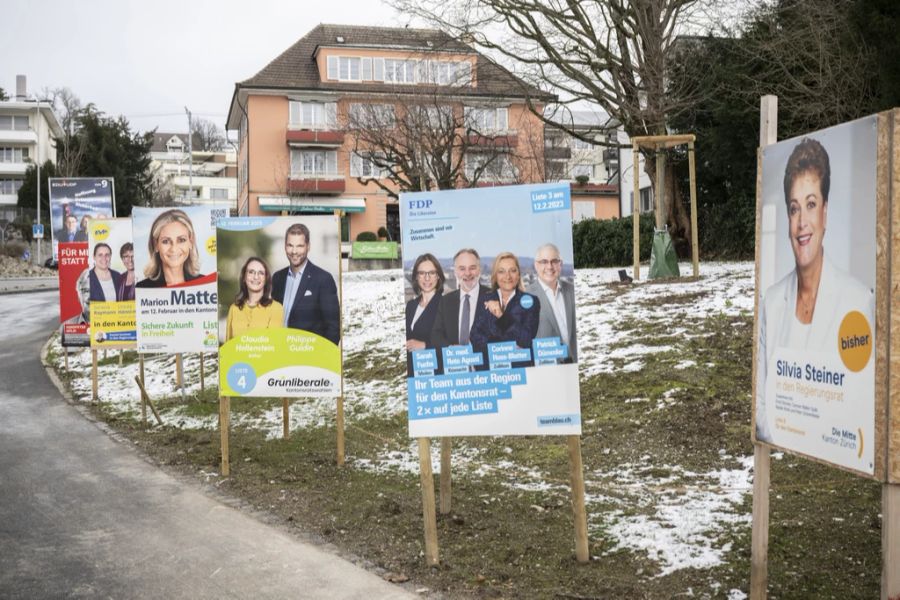 Verschiedene Wahlplakate für die kommenden Kanton- und Regierungsratswahlen in Zürich.