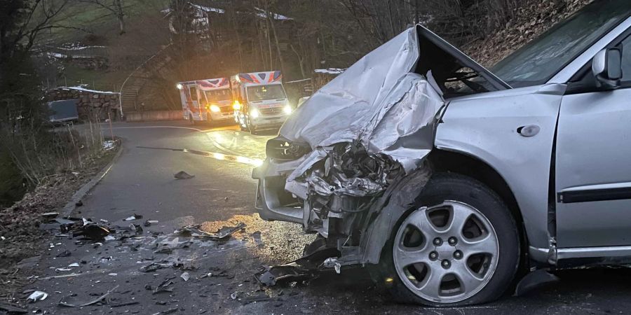 Steinen: Frontalkollision zwischen zwei Personenwagen