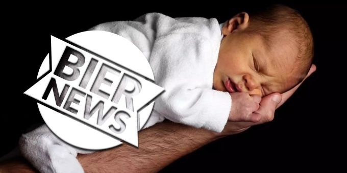 Stolzes Baby - Neugeborenes hält Verhütungs-Spirale der Mutter in Hand