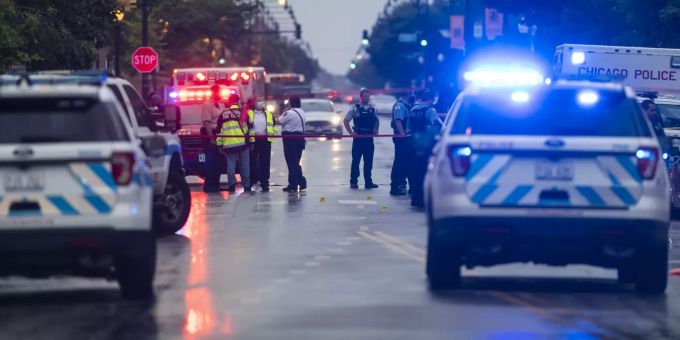 Die Polizei untersucht eine Schiesserei in Chicago. Täter in einem schwarzen Auto eröffneten das Feuer auf Teilnehmer einer Beerdigung. Chicago Violence