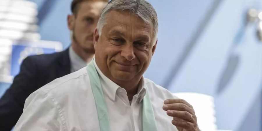 Ungarns Premierminister Viktor Orban freut sich über die Ergebnisse des EU-Gipfels. Foto: Stephanie Lecocq/EPA Pool/AP/dpa