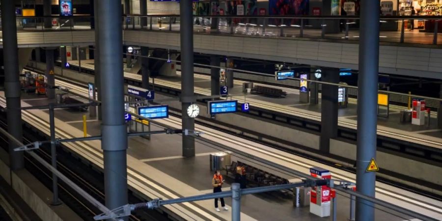 Leerer Bahnhof auf dem Höhepunkt der Corona-Krise