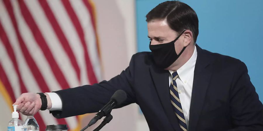 Arizonas Gouverneur Douglas Doucey führt erneut Coronavirus-Beschränkungen ein - die Ausbreitung des Coronavirus sei zu gross.