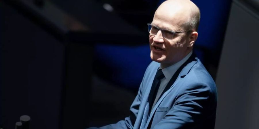 Ralph Brinkhaus spricht im März bei der 154. Sitzung des Bundestages. Er und CSU-Landesgruppenchef Alexander Dobrindt haben ein Mandat erhalten, mit der SPD zu verhandeln. Foto: Kay Nietfeld/dpa