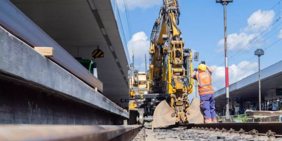 Ein Schienenbagger beginnt mit den Baumassnahmen am Hauptbahnhof in Hannover. Foto: Julian Stratenschulte/dpa