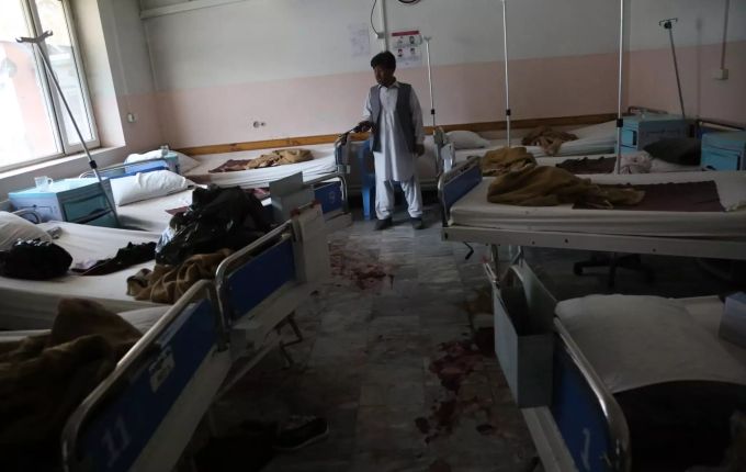 Ein Mann steht in einem Raum eines Krankenhauses, nach einem Angriff. Am Morgen stürmten laut Innenministerium drei Unbekannte die Entbindungsstation des Krankenhauses in der afghanischen Hauptstadt. Angriff Krankenhaus Kabul