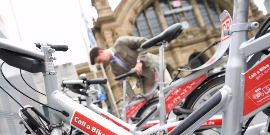 «Call a Bike»-Leihfahrräder am Hauptbahnhof in Frankfurt am Main. Foto: picture alliance / Arne Dedert/dpa