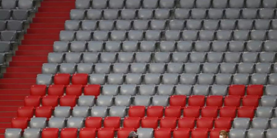 Heimvorteil futsch im leeren Stadion: Nur medizinisches Personal sitzt auf der leeren Tribüne. Foto: Kai Pfaffenbach/Reuters/Pool/dpa