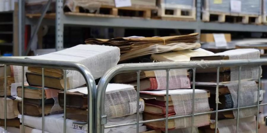 Bücher, die nach der Gefriertrocknung in Binden gewickelt sind, warten auf ihre Restauration. Foto: Alvise Armellini/dpa