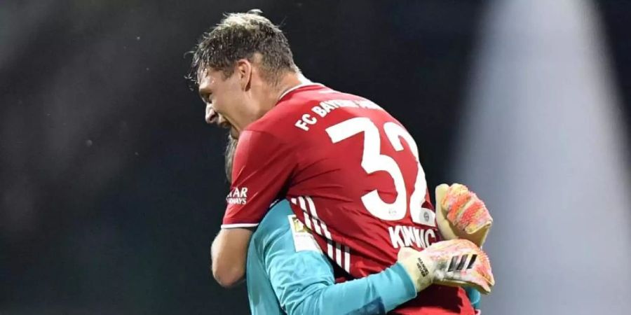 Bayerns Torhüter Manuel Neuer und Joshua Kimmich (r) freuen sich schon jetzt auf die Meisterschale. Foto: Martin Meissner/AP-Pool/dpa