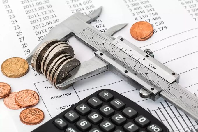 Erst Rechnen, dann Spenden. Die effektiven Altruisten errechnen von Ihren Spenden den Nutzen gemäss verschiedenen Kennzahlen. Effektiver Altruismus Geld spenden