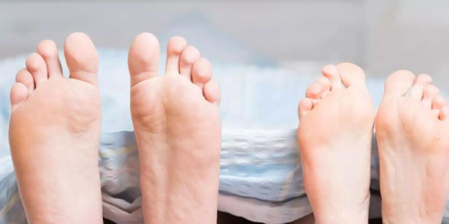 Paare, die sich nachts ein Bett teilen, haben eine längere REM-Phase und stimmen ihren Schlaf aufeinander ab. Foto: Christophe Gateau/dpa