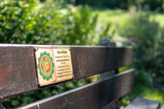 Das Susten-Bänkli wurde von Annemarie und Hugo Bättig gestiftet.