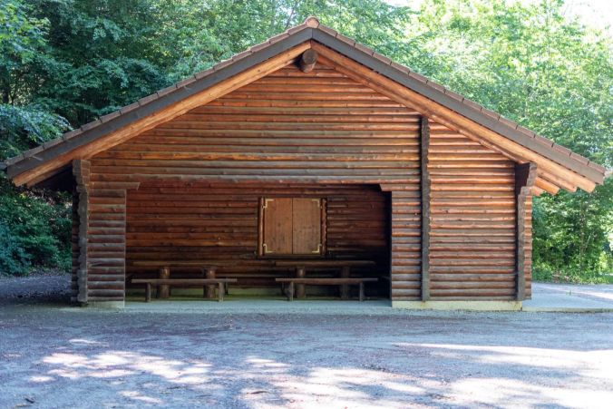 Die Waldhütte bietet einen überdachten Sitzplatz.