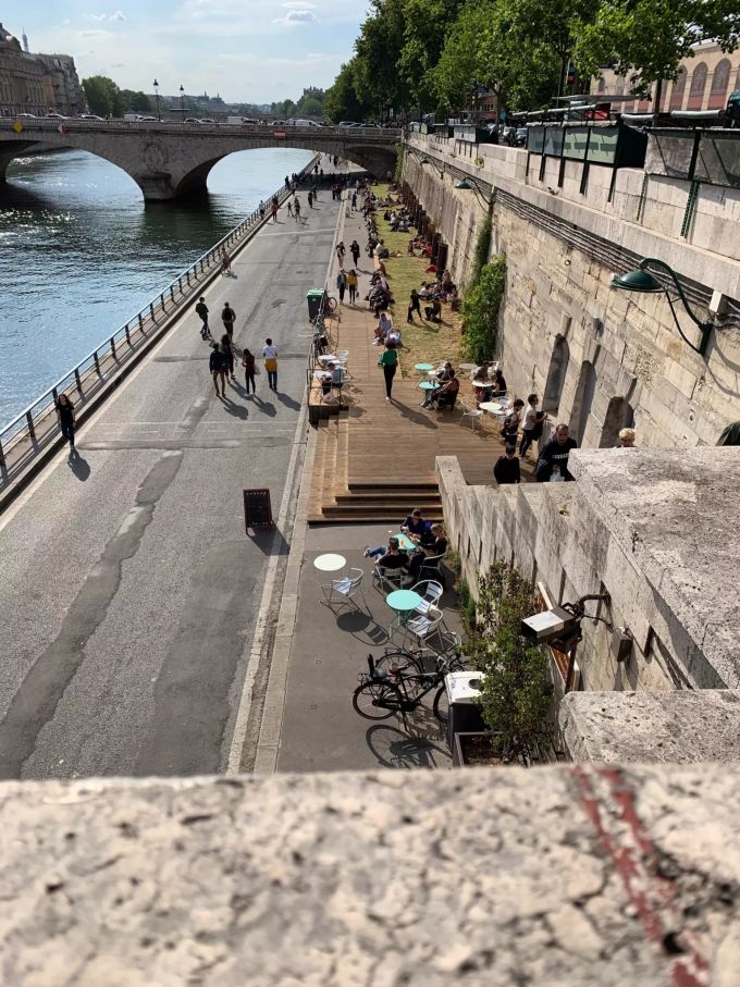 Blick von der Pont Notre-Dame auf das Seine-Ufer. Frankreichs Touristen-Hochburgen bereiten sich auf Urlauber aus dem europäischen Ausland vor. Foto: Julia Naue/dpa Frankreich