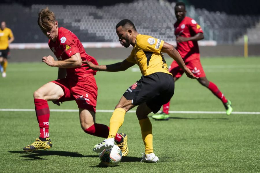 Meschack Elia vom BSC Young Boys im Zweikampf mit Winterthurs Julian Roth.