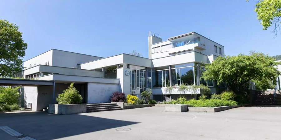 Die Schule Margeläcker und die Aula in Wettingen.