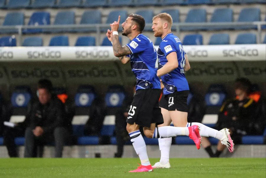 Bielefelds Jonathan Clauss (l.) bejubelt sein Tor zum 1:0 mit Andreas Vogelsammer.