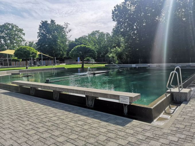 Corona: Im Nichtschwimmerbecken dürfen sich maximal 35 Personen gleichzeitig aufhalten. Badi Walkematt Lenzburg