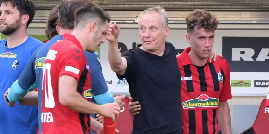 Die Freiburger unter Trainer Christian Streich (M.) beendeten die Saison mit 48 Punkten. Foto: Uli Deck/dpa