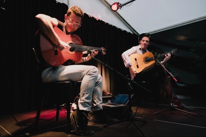 Wir werden mitgenommen in andalusische Gitarrenmusik