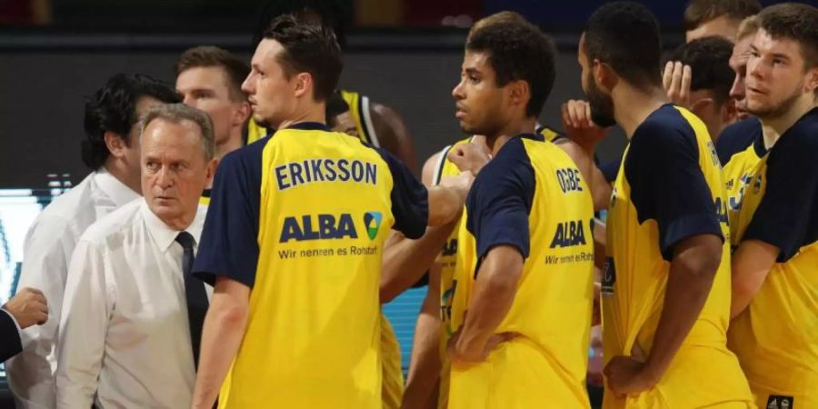 Alba Berlin will den Gewinn des neunten Meistertitels perfekt machen. Trainer Aito Garcia Reneses (l) und seine Spieler stehen zusammen. Foto: Adam Pretty/Getty Images Europe/Pool/dpa