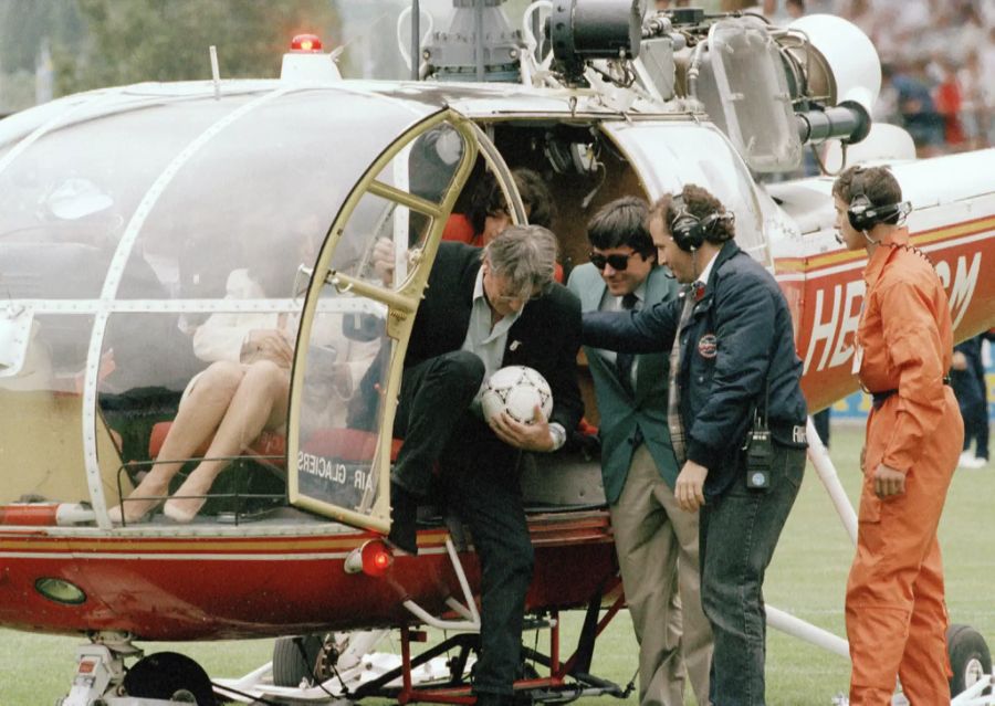 Schauspieler Alain Delon wurde nach dem Meistertitel des FC Sion per Helikopter ins Stadion geflogen.