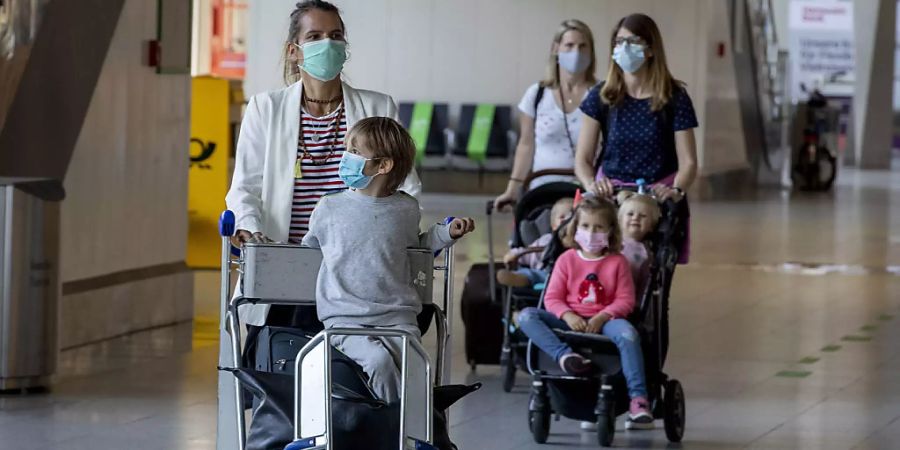 Angehörige von deutschen Geschäftsleuten, die in China arbeiten, am Flughafen von Frankfurt. (Archivbild)