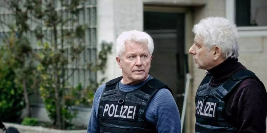 Szene aus dem «Tatort: Unklare Lage mit Miroslav Nemec und Udo Wachtveitl. Kameramann Florian Emmerich ist für den Film mit dem Deutschen Kamerapreis ausgezeichnet worden. Foto: Hagen Keller/BR/ARD/dpa