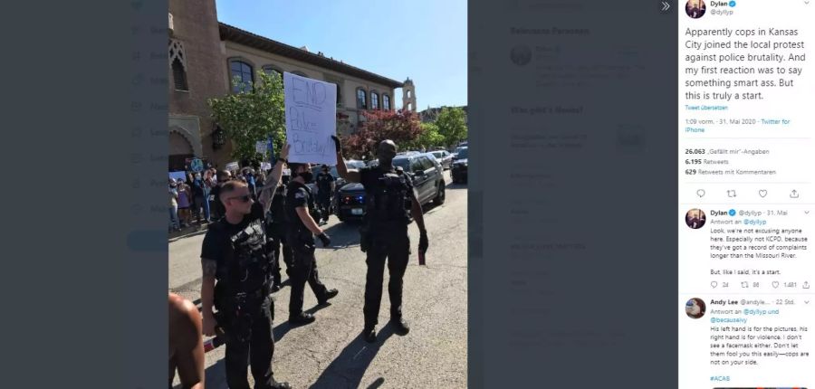 Und auch in Kansas City solidarisierten sich Polizeibeamte mit friedlichen Demonstranten. Sie hielten ein Schild hoch: «Beendet Polizeibrutalität».