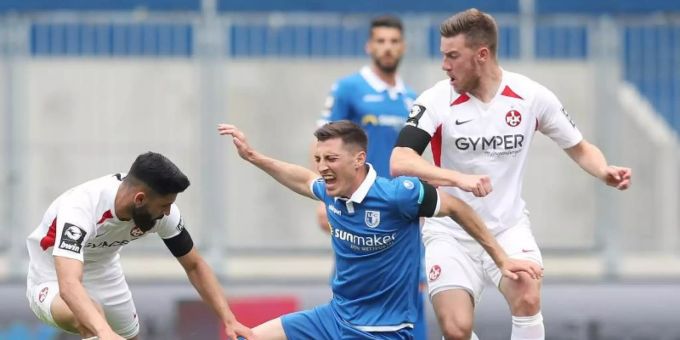 Der 1. FC Magdeburg um Mario Kvesic (M.) verlor gegen den 1. FC Kaiserslautern. Foto: Ronny Hartmann/dpa Der 1. FC Magdeburg um Mario Kvesic (M.) verlor gegen den 1. FC Kaiserslautern. Foto: Ronny Hartmann/dpa
