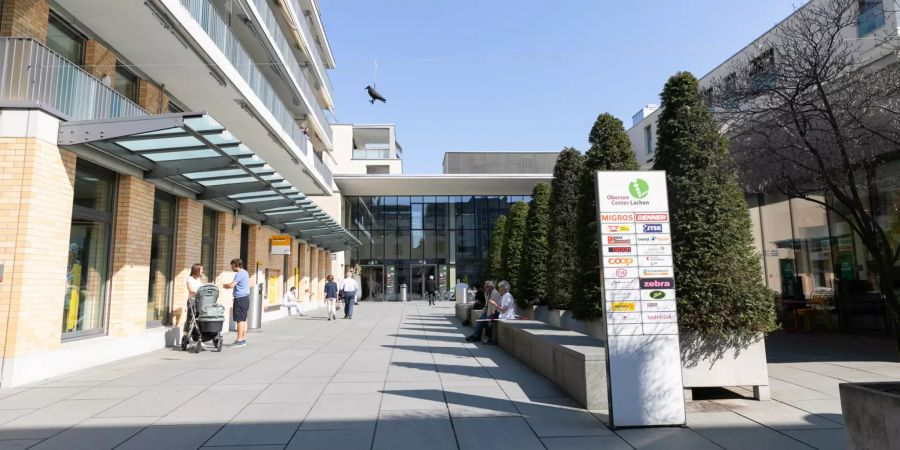 Postfiliale und Einkaufszentrum in Lachen.