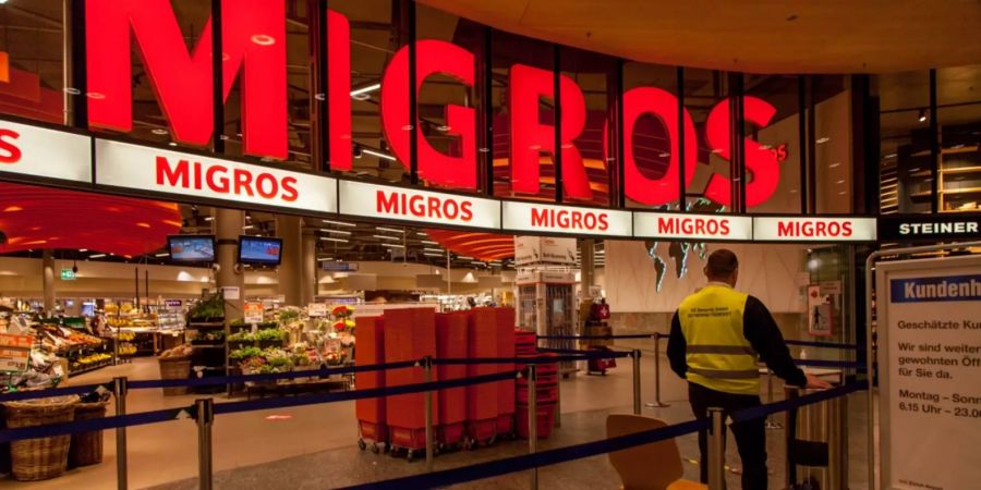 Sicherheitsdienst vor dem Migros im Flughafen Kloten.