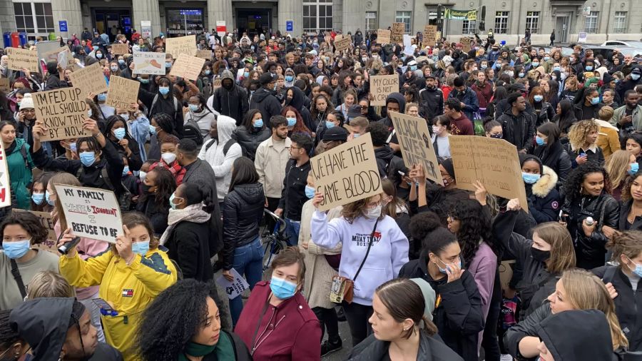 In Biel haben am frühen Freitagabend, 5. Juni 2020, mehr als tausend Personen gegen Rassismus demonstriert.