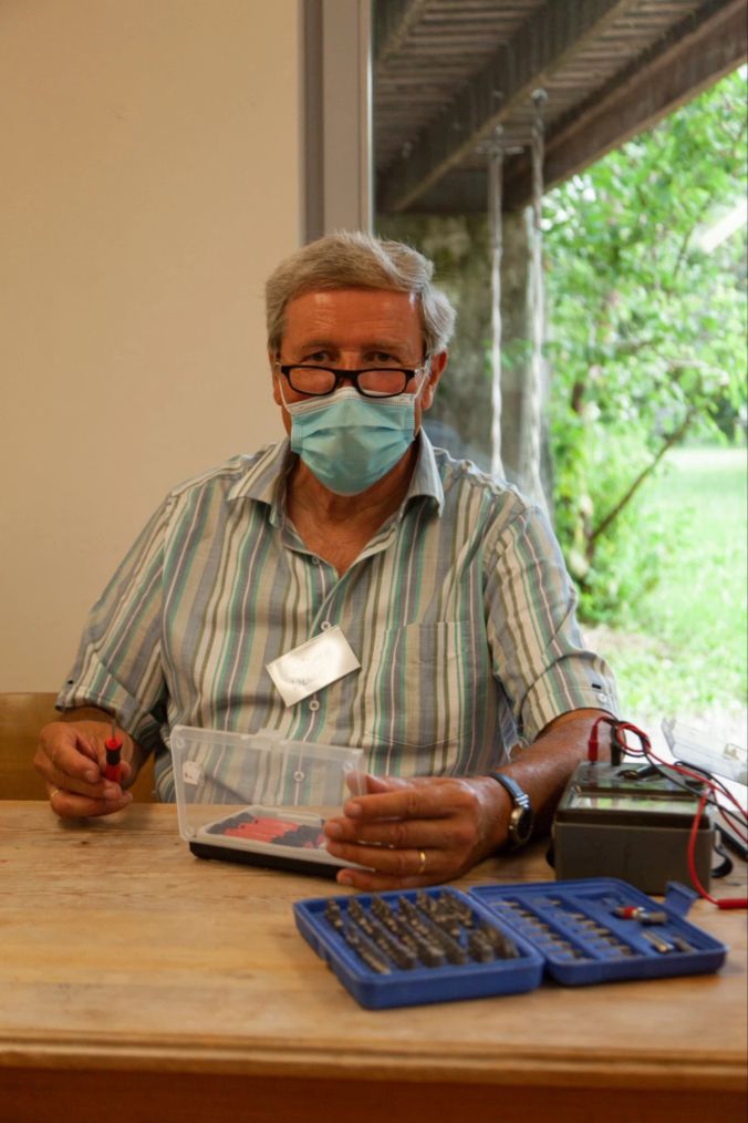 Richard Weber ist heute als freiwilliger Handwerker dabei