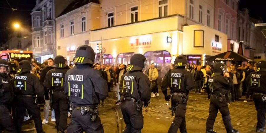 Die Feiern in Bremen zum Klassenerhalt verliefen leider nicht nur friedlich. Foto: Sina Schuldt/dpa