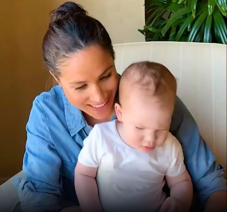 Meghan Markle und Sohn Archie. Er hat die rote Haarpracht seines Vaters Harry geerbt, wie Queen Elizabeth II. verrät.