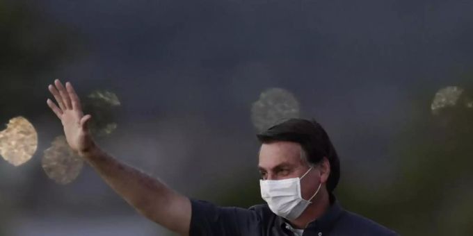 Bolsonaro bezeichnete das Coronavirus mehrfach als «leichte Grippe» und lehnte Einschränkungen und Schutzmassnahmen ab. Foto: Eraldo Peres/AP/dpa Bolsonaro bezeichnete das Coronavirus mehrfach als «leichte Grippe» und lehnte Einschränkungen und Schutzmassnahmen ab. Foto: Eraldo Peres/AP/dpa